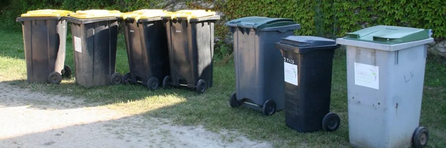 Conteneurs à ordures ménagères sur la voie publique