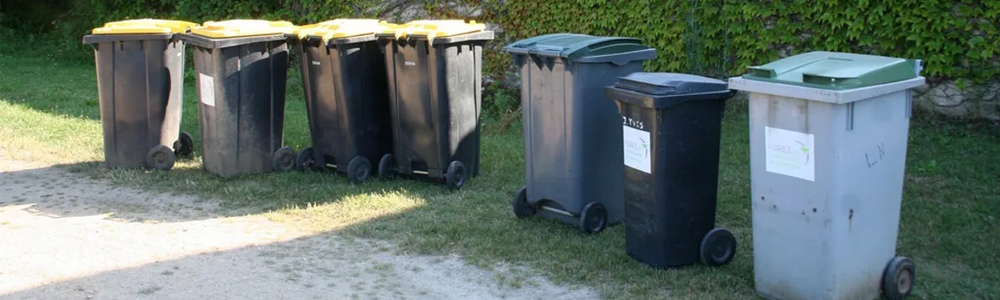 Conteneurs à ordures ménagères sur la voie publique